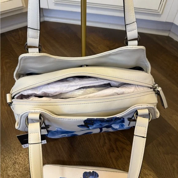 Vera Wang Floral Blue and White Handbag Set - Picture 7 of 10